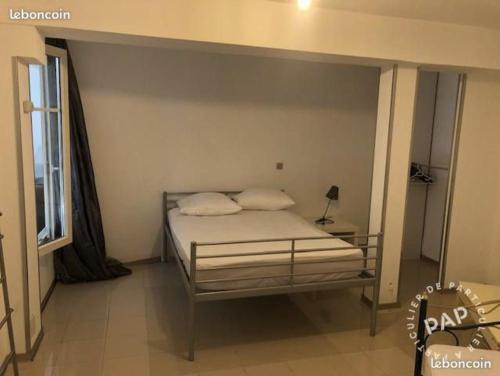 une chambre avec un lit dans une pièce avec une fenêtre dans l'établissement Location Appartement Sainte-Maxime 7 personnes, à Sainte-Maxime