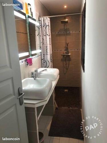 une salle de bain avec deux lavabos et une douche dans l'établissement Location Appartement Sainte-Maxime 7 personnes, à Sainte-Maxime