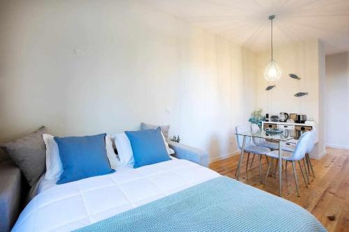 a bedroom with a bed and a table with chairs at North Side in Porto