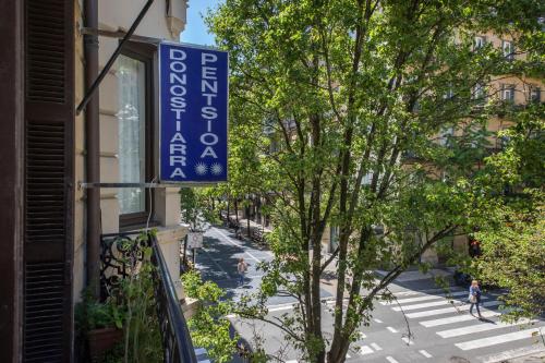 una señal azul en el lateral de un edificio en Pensión Donostiarra, en San Sebastián