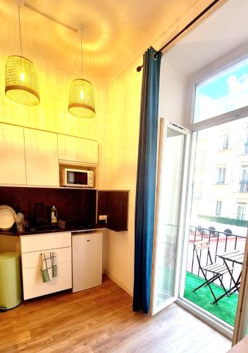 All new charming 1br hyper centre with balcony and AC