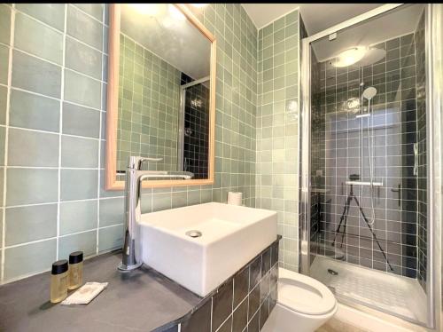 une salle de bain avec un lavabo et des toilettes dans l'établissement All new charming 1br hyper centre with balcony and AC, à Nice