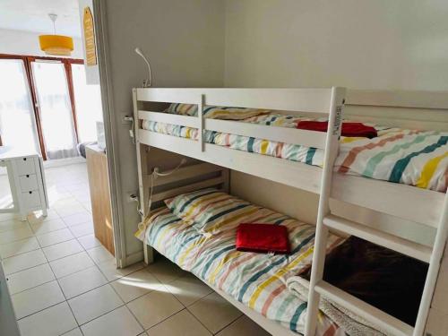 - 2 lits superposés dans une petite chambre avec un lit dans l'établissement Le Petit Méridien, à Villers-sur-Mer