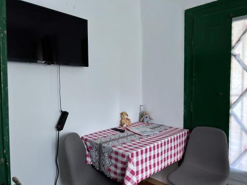 TV a/nebo společenská místnost v ubytování Pridvorul lui Viorel