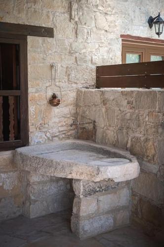 Φωτογραφία από το άλμπουμ του Hubstay - To Palati Villa with Private Pool Anogyra στην Ανώγυρα