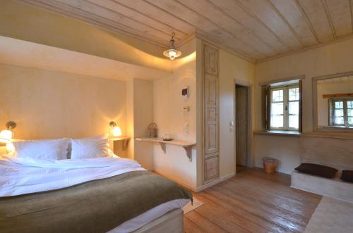 a bedroom with a large bed in a room at Papaevangelou Hotel in Papigko