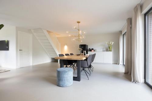 a dining room with a table and chairs at Gastenverblijf Studio 22 - woonboerderij in Haaren