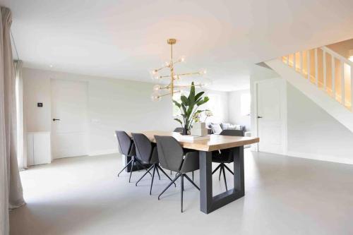 a dining room with a table and chairs at Gastenverblijf Studio 22 - woonboerderij in Haaren