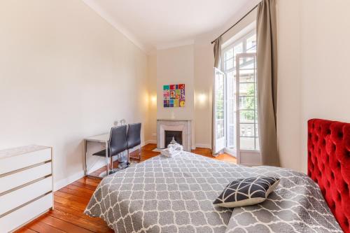 - une chambre avec un lit, un bureau et une cheminée dans l'établissement Prestige Designer Apartment, Super Central, à Nice