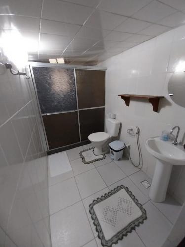 a bathroom with a toilet and a sink at Pousada toca do cambu in Angra dos Reis