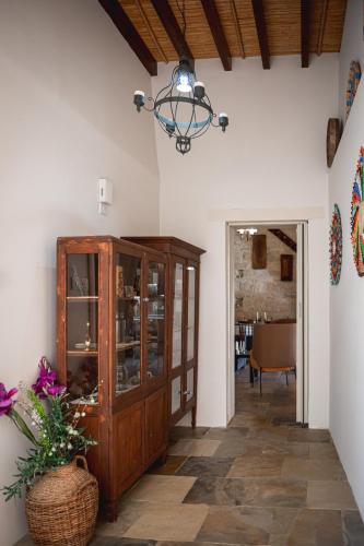 Φωτογραφία από το άλμπουμ του Hubstay - To Palati Villa with Private Pool Anogyra στην Ανώγυρα