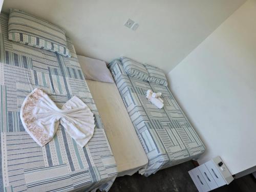 a bed with a bow on top of it at Pousada Pé Na Areia in Arraial do Cabo