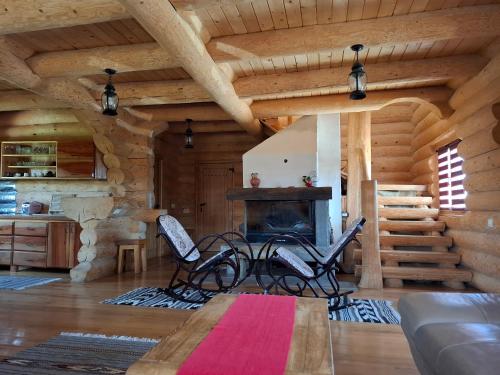 Χώρος καθιστικού στο Cabana lemn rotund cu ciubar de închiriat Bucovina Chalet