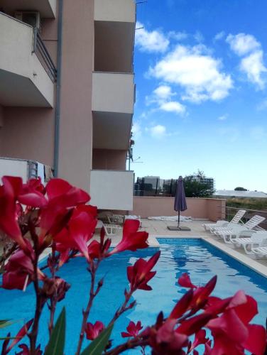 Sea view apartment with swimming pool near beach