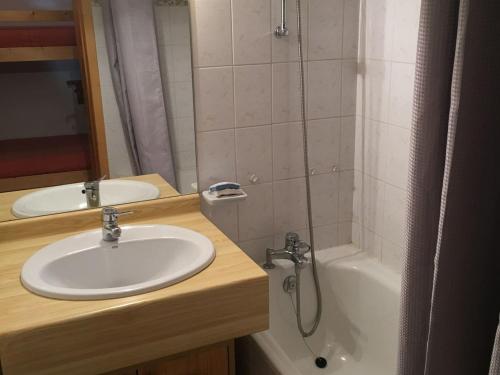 une salle de bain avec un lavabo, une douche et une baignoire dans l'établissement Studio Chaleureux 3 Pers. avec Balcon Expo Sud/Ouest, Proche Navettes et Village - FR-1-676-114, à Châtel