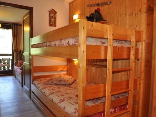 Ce lit superposé se trouve dans une cabane en rondins dotée de lits superposés. dans l'établissement Appartement cosy 2 pièces, 4 pers, Châtel – Balcon, parking, proche télécabine et centre - FR-1-676-123, à Châtel