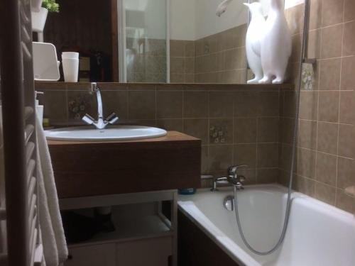 une salle de bain avec un lavabo et une baignoire dans l'établissement Appartement cosy 2 pièces, 4 pers, Châtel – Balcon, parking, proche télécabine et centre - FR-1-676-123, à Châtel