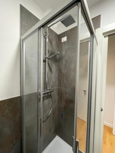 eine Dusche mit Glastür im Badezimmer in der Unterkunft La planina in Prepotto
