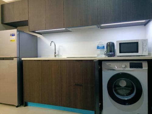 Una cocina o cocineta en AeonTower Suites&Hotel by CMC