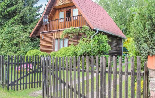 una valla de madera delante de una casa en Holiday Home Gietrzwald Sila, en Kręsk