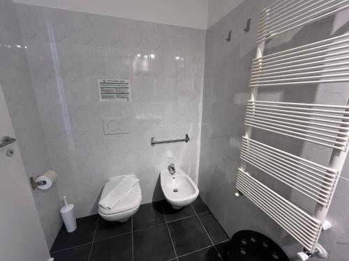 a white bathroom with a toilet and a bidet at Affittacamere Il Veliero in Levanto