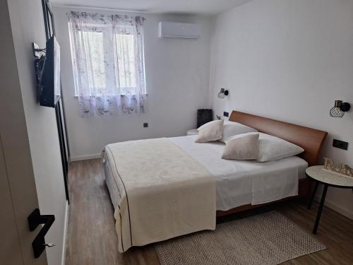 Ένα ή περισσότερα κρεβάτια σε δωμάτιο στο Casa Bianca Apartman Dramalj