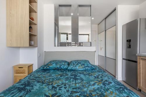 une chambre avec un lit avec une couverture bleue dans l'établissement Heliopolis K 116 