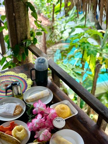 een tafel met daarop borden met eten bij Chalé da sereia Apart-Hotel-Oásis no centro de jericoacoara in Jericoacoara