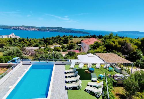 Villa Confido - Luxury 3BR Apartment with Private Pool near Trogir