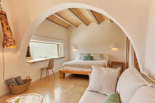 a bedroom with a bed in a room with an archway at EQUILICUÁ in Agua Amarga