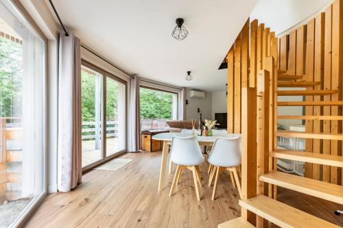 une salle à manger avec une table et des chaises blanches dans l'établissement Gîte exceptionnel a Soultzbach les bains, à Soultzbach-les-Bains