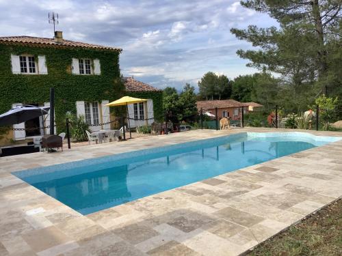 une piscine devant une maison dans l'établissement Villa au calme, à Vidauban