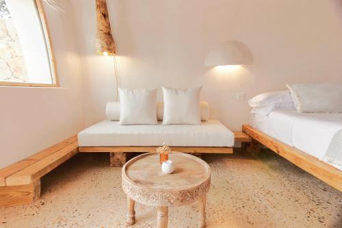 a bedroom with a bed and a table with a table sidx sidx sidx at EQUILICUÁ in Agua Amarga