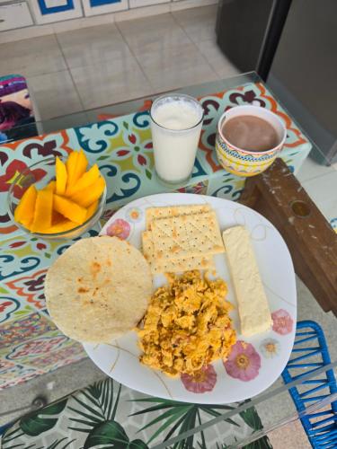 a plate of food with cheese and crackers on a table at Casa Hotel Victoria Real in Mariquita