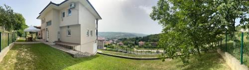 Vista general de una montaña o vista desde la villa