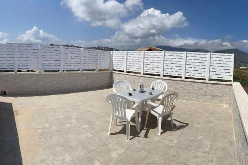 a table and two chairs on a patio at Vue sur Mer 6 personnes - Location Azeffoun Ait Chafaa-8300Da in Aït Chafa