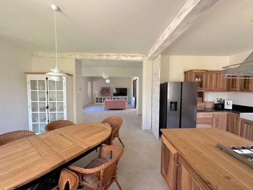 une cuisine avec une table en bois et une salle à manger dans l'établissement Charmante Maison de Vacances, à Bédoin