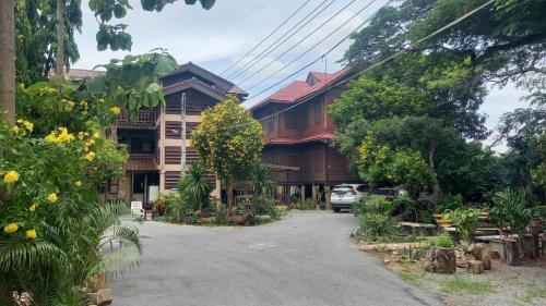 a building with a car parked in front of it at Baan Lotus Guest House in Phra Nakhon Si Ayutthaya