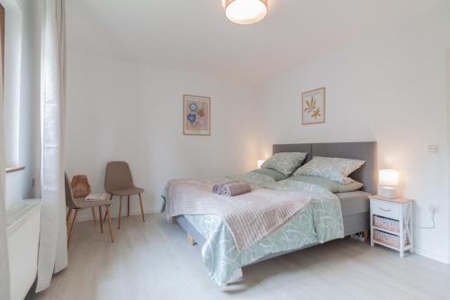 a bedroom with a bed and a table and chairs at nJoy! Modern & Chic - Stuttgart Messe - perfekt für work & travel in Leinfelden-Echterdingen