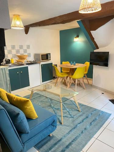 un salon avec un canapé bleu et une table dans l'établissement T2 4p centre historique-parking, à Rennes