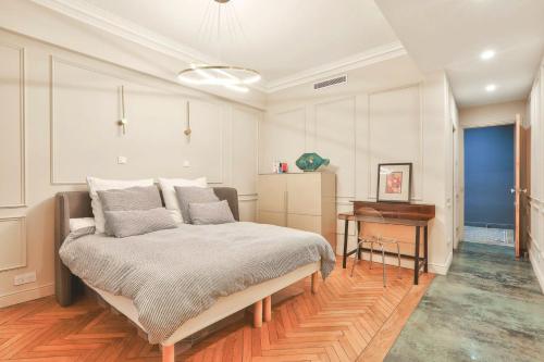 une chambre avec un grand lit et une table dans l'établissement Promenade des Anglais - Face à la plage, à Nice