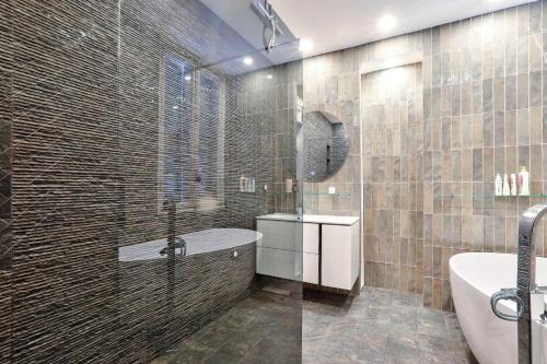 une salle de bain avec une douche, une baignoire et un lavabo dans l'établissement Promenade des Anglais - Face à la plage, à Nice