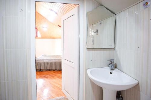 バクーにあるBadamdar Baku Villaの洗面台と鏡のあるバスルーム