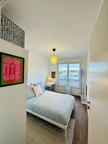 une chambre avec un lit et une fenêtre dans l'établissement 4 Bdrm 4 Bth Appartment Créteil M8 et RER D, à Créteil