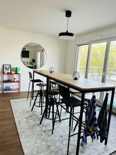 - une table à manger avec des chaises et un miroir dans l'établissement 4 Bdrm 4 Bth Appartment Créteil M8 et RER D, à Créteil