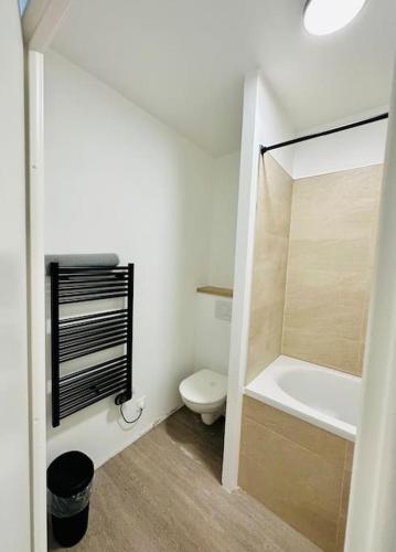 une salle de bain avec toilettes et baignoire dans l'établissement 4 Bdrm 4 Bth Appartment Créteil M8 et RER D, à Créteil