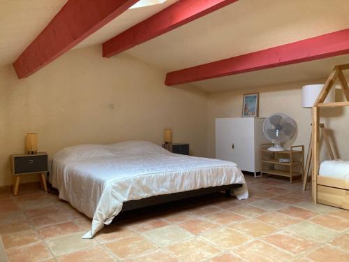 - une chambre avec un lit et un réfrigérateur dans l'établissement Appartement Marius, au Grau-du-Roi