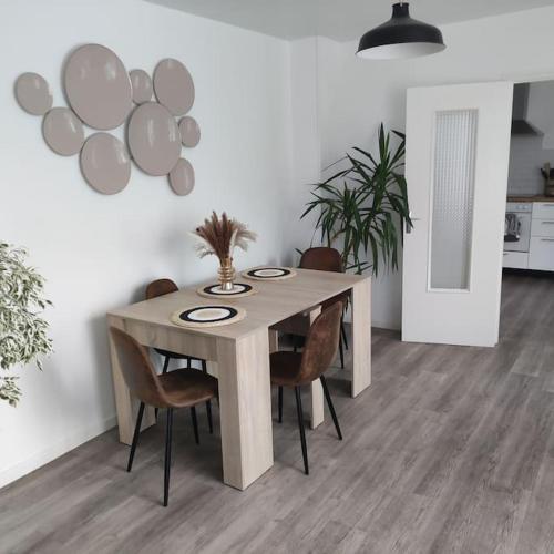 une salle à manger avec une table et des chaises dans l'établissement Maison, à Argenteuil