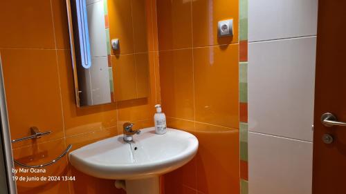 un baño con lavabo y espejo en Alcossebre village 2, en Alcossebre