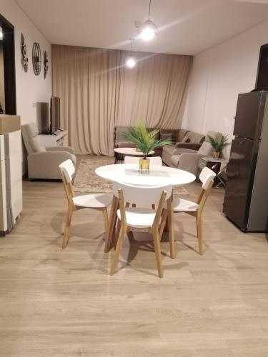Posezení v ubytování شقة غرفتين وصالة منتجع ميلينيوم صلالة لشقق التمليك - Two bedroom apartment Millennium Salalah Owning apartment